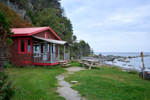 Saison,Été,Camping,Hébergement,MRC Haute-Gaspésie,Région,Sainte-Anne-Des-Monts,Le Sea Shack,Chalet,Eau,Plage,Bar,Club,Pub,Brasserie,Jour,Temps